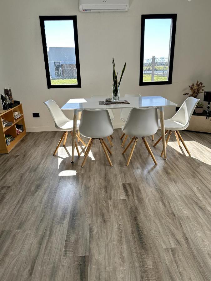 Casa Familiar A La Laguna En San Sebastian, Escobar, 3 Dormitorios, Jardin, Pileta, Parrilla Y Canoas * Zelaya