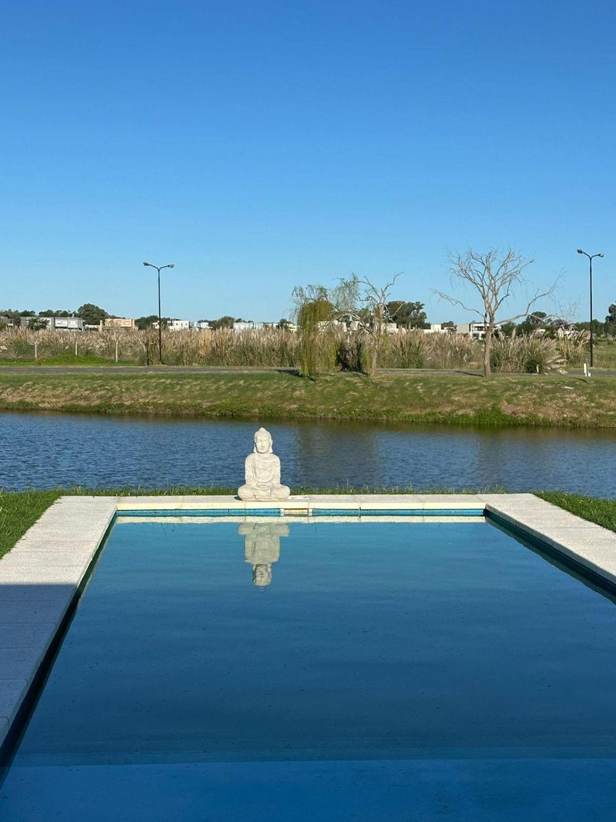 Casa Familiar A La Laguna En San Sebastian, Escobar, 3 Dormitorios, Jardin, Pileta, Parrilla Y Canoas