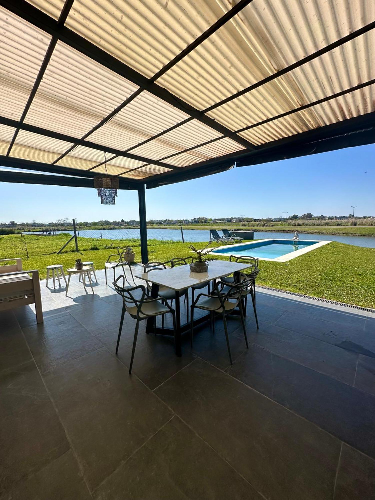 Casa Familiar A La Laguna En San Sebastian, Escobar, 3 Dormitorios, Jardin, Pileta, Parrilla Y Canoas Zelaya