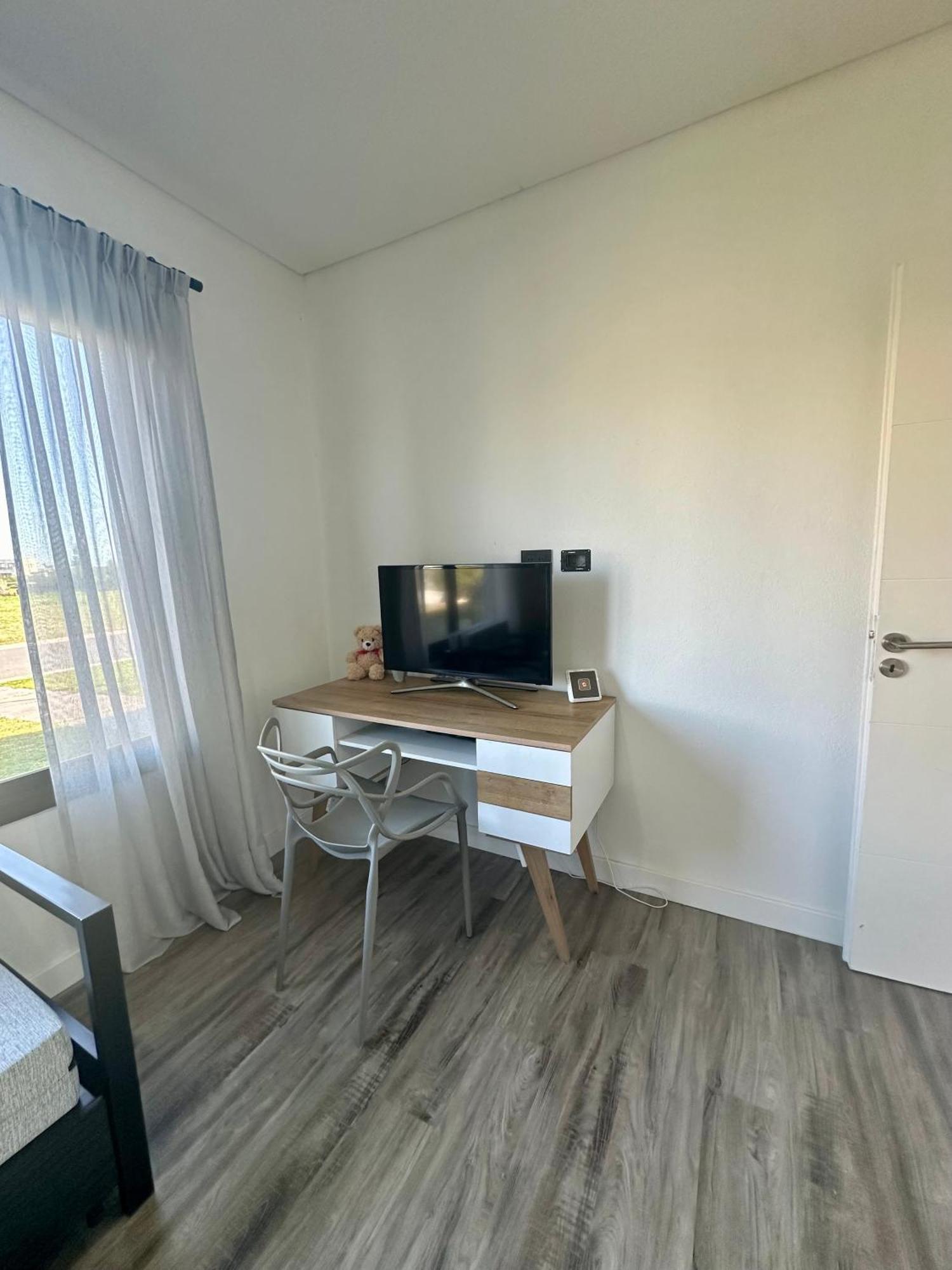 Casa Familiar A La Laguna En San Sebastian, Escobar, 3 Dormitorios, Jardin, Pileta, Parrilla Y Canoas Holiday home *