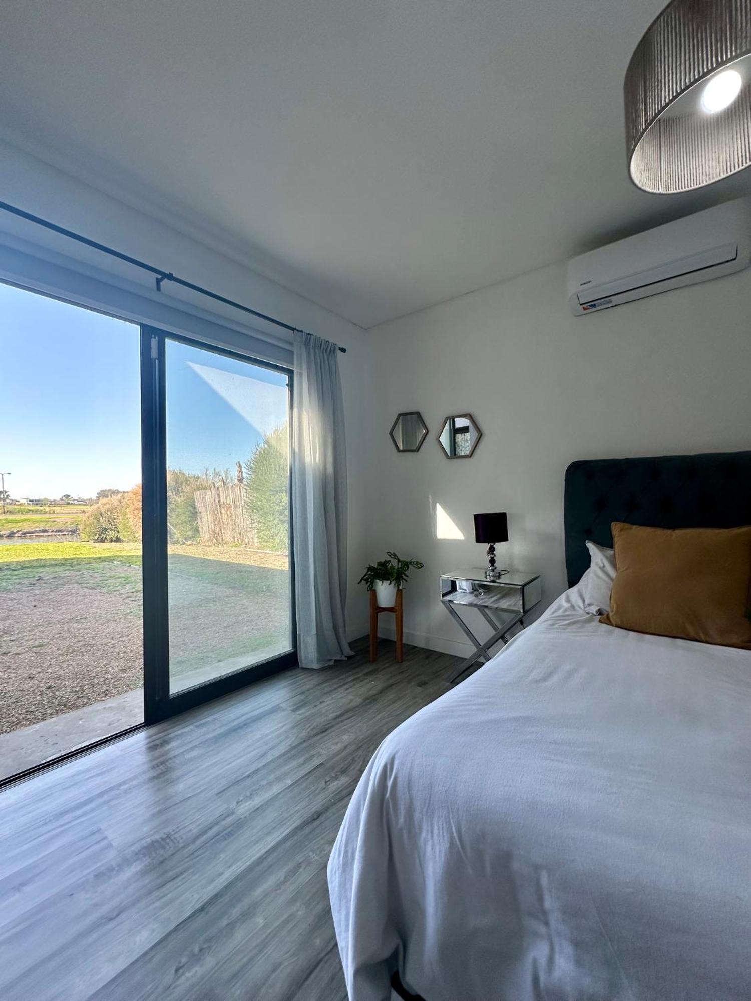 Casa Familiar A La Laguna En San Sebastian, Escobar, 3 Dormitorios, Jardin, Pileta, Parrilla Y Canoas *