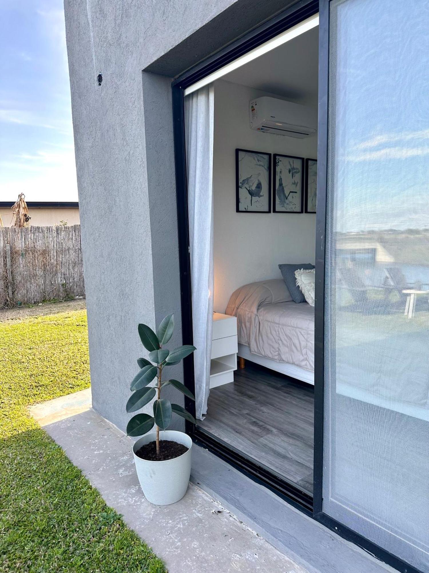 Casa Familiar A La Laguna En San Sebastian, Escobar, 3 Dormitorios, Jardin, Pileta, Parrilla Y Canoas