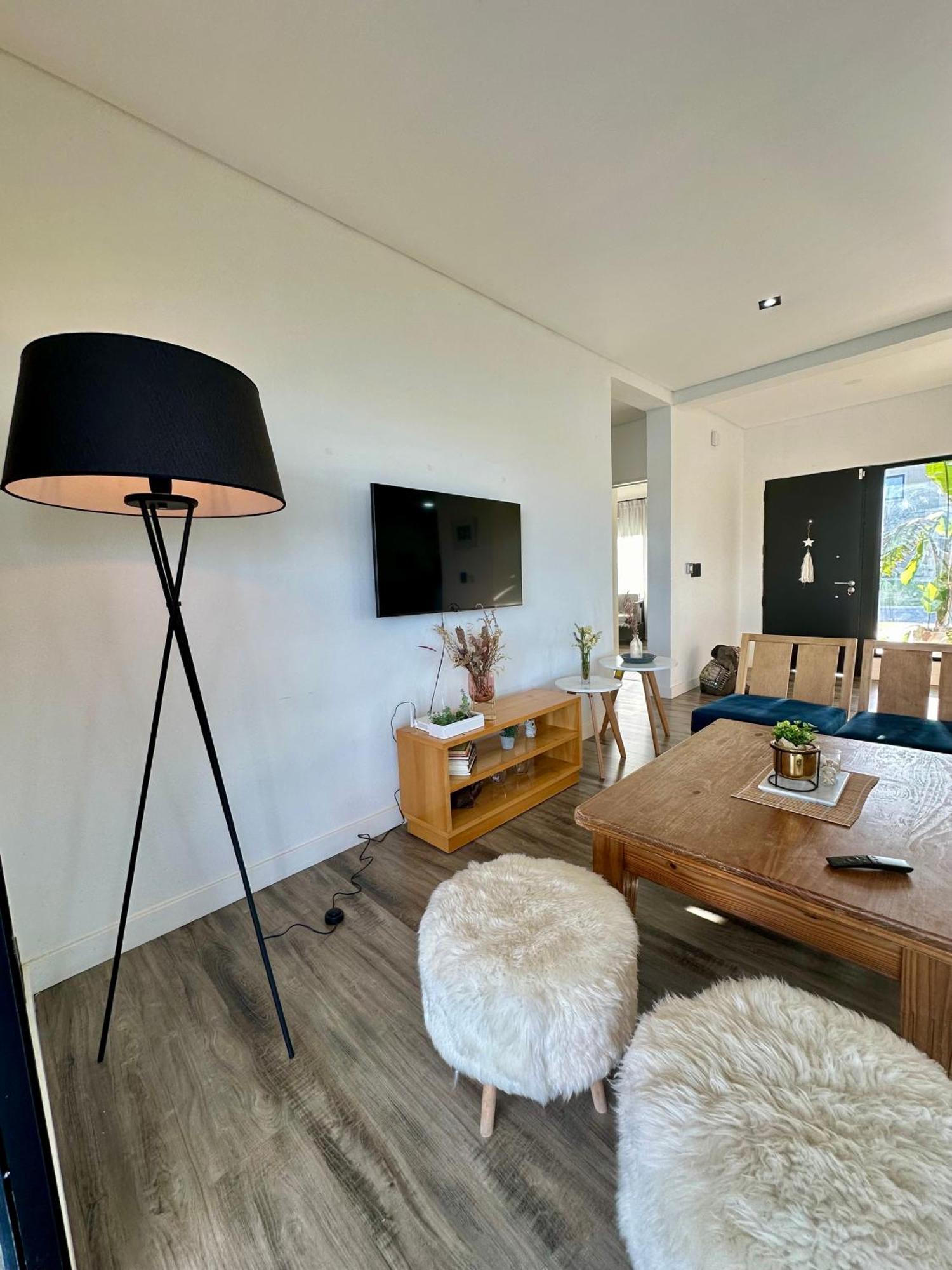 Casa Familiar A La Laguna En San Sebastian, Escobar, 3 Dormitorios, Jardin, Pileta, Parrilla Y Canoas * Zelaya