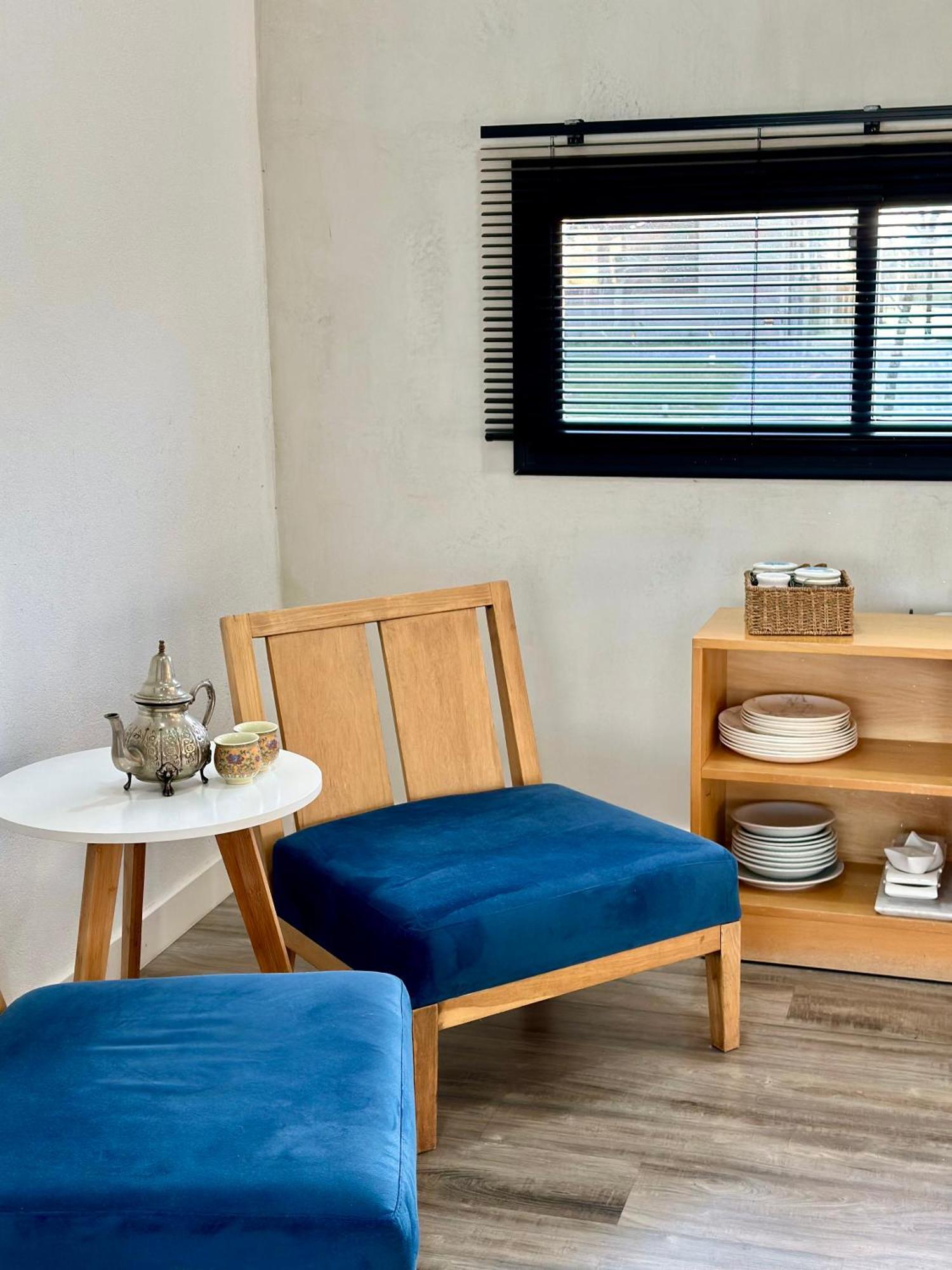 Casa Familiar A La Laguna En San Sebastian, Escobar, 3 Dormitorios, Jardin, Pileta, Parrilla Y Canoas *